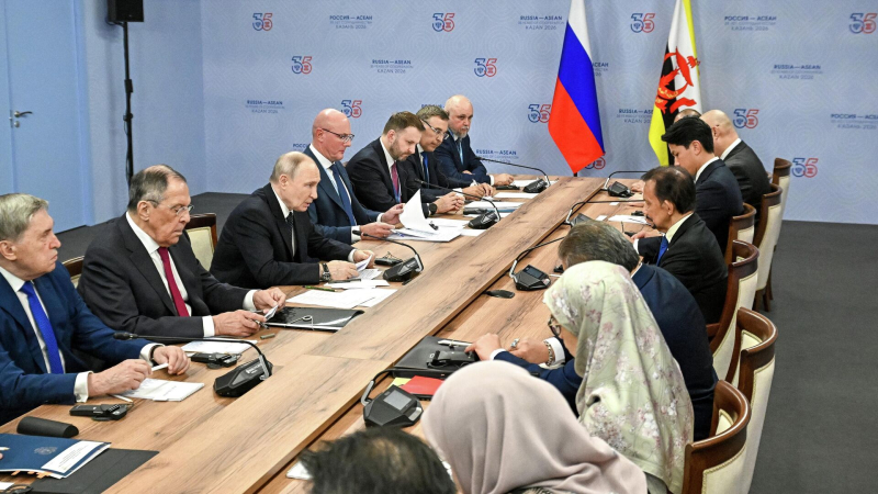 Россия и Малайзия придают большое значение работе в науке, заявил Путин