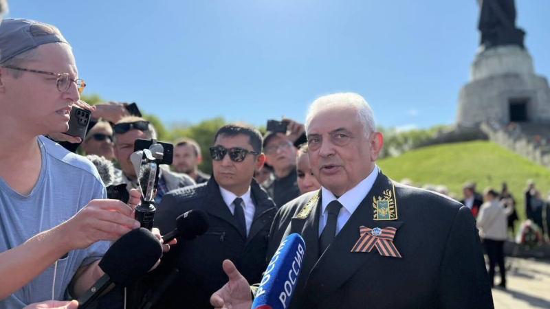 Россия не сжигала мосты с ФРГ, но не смирится с неонацизмом, заявил посол