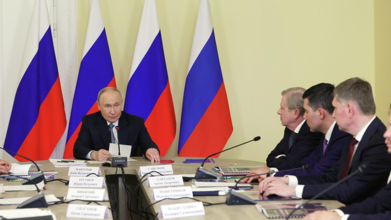 Российская авиатехника во многом превзошла западные аналоги, заявил Путин