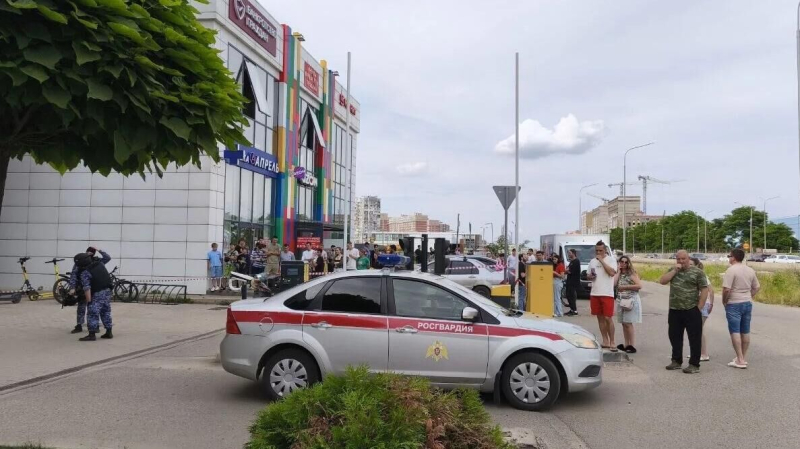 Сотрудник ТЦ в Краснодаре рассказал, как эвакуировали посетителей