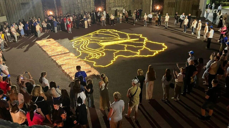 В Барнауле в День памяти и скорби составили картину из свечей
