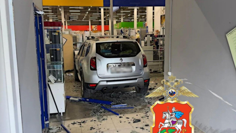 В Истре иномарка въехала в здание магазина