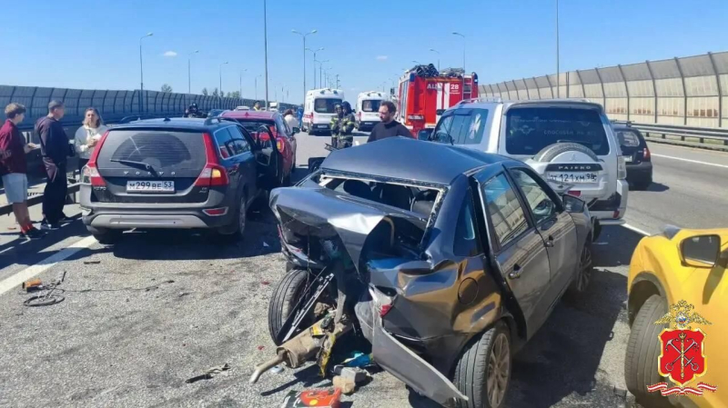 В Петербурге три человека пострадали в массовом ДТП