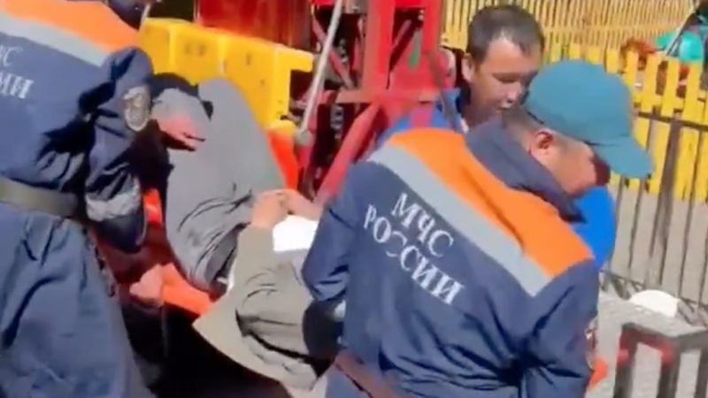 В Туве начали проверку после того, как на аттракционе зажало двух человек