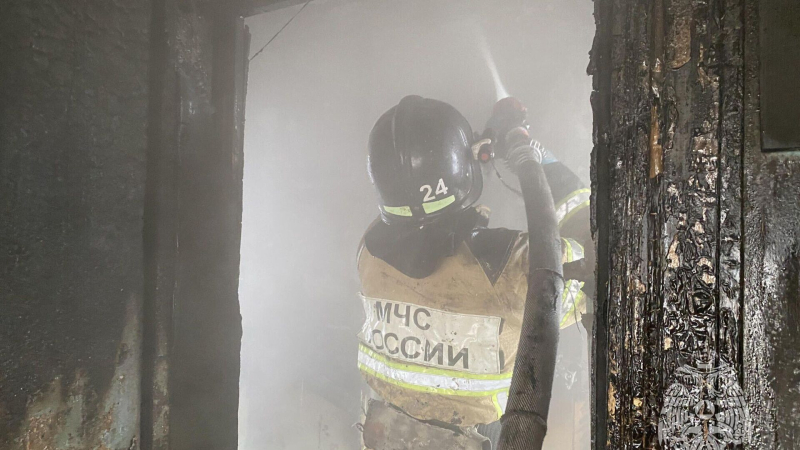 Во Владивостоке шесть человек спасли при пожаре в жилом доме
