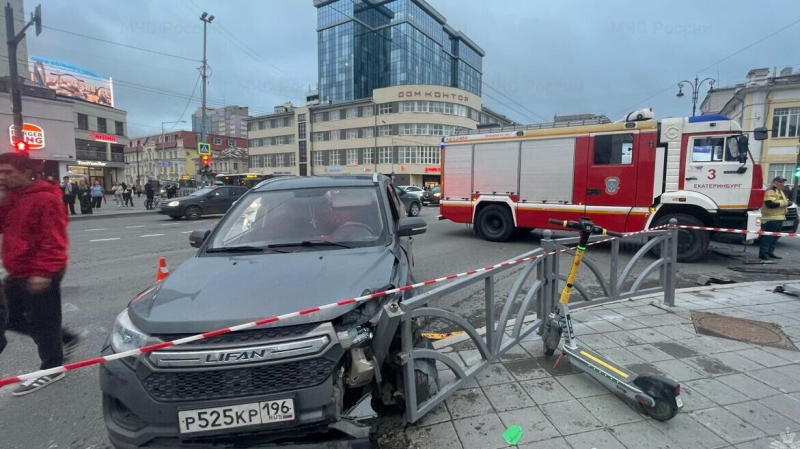 Водитель автобуса, сбившего пешеходов, не ответил на вопросы журналистов