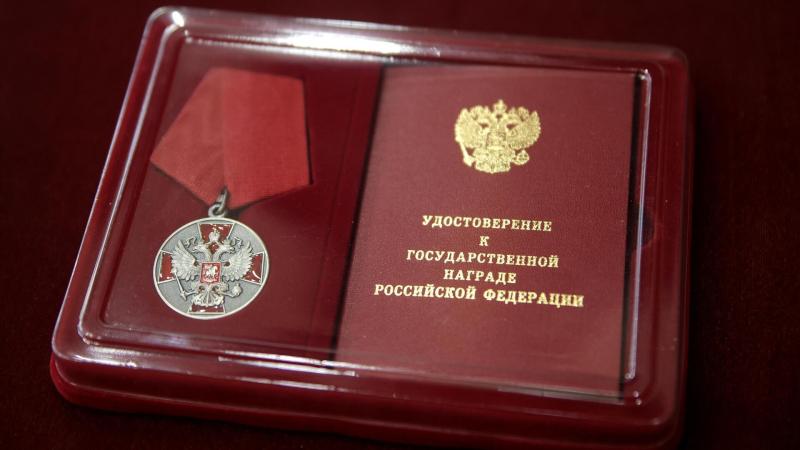 Военнослужащим МВО вручили госнаграды в День России