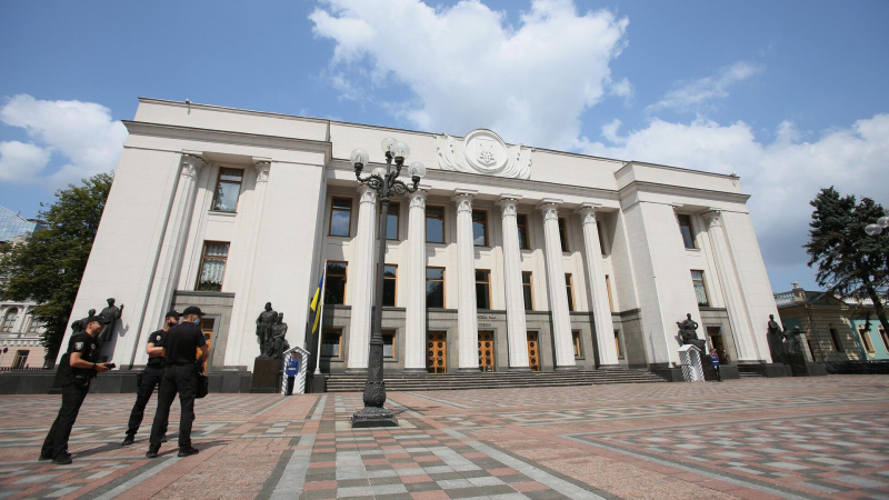 Зарплаты в ВСУ поднимут меньше чем на три доллара, заявили в Раде