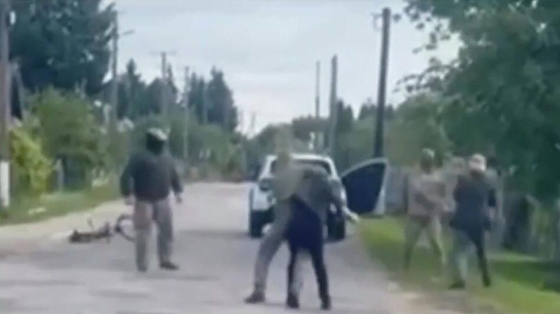 Житель Ровненской области с лопатой отбил соседа от мобилизации