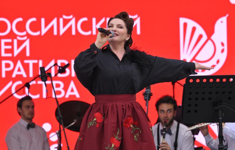 Лето в Москве: Герзмава, Олешко, Толстая на красивом юбилее МДИ