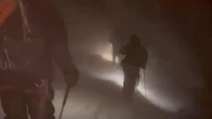 На Эльбрусе одного из запросивших помощь альпинистов нашли живым