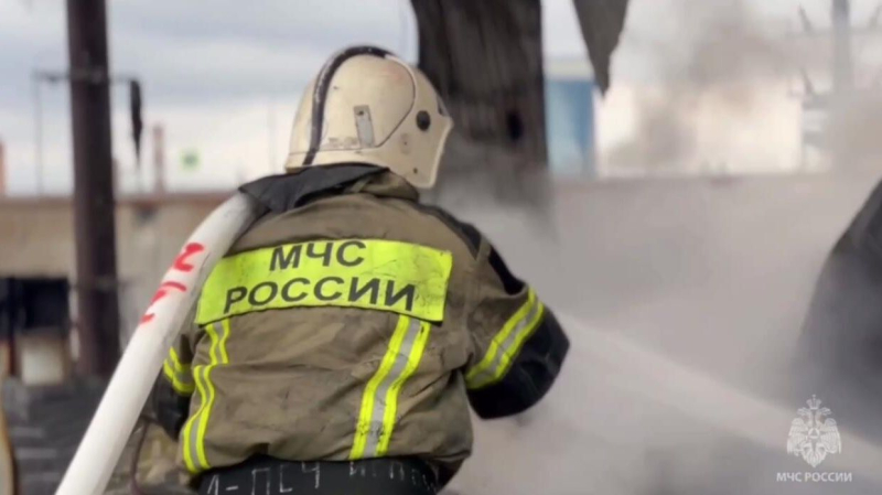 На НПЗ в Краснодарском крае вспыхнул пожар из-за падения обломков БПЛА