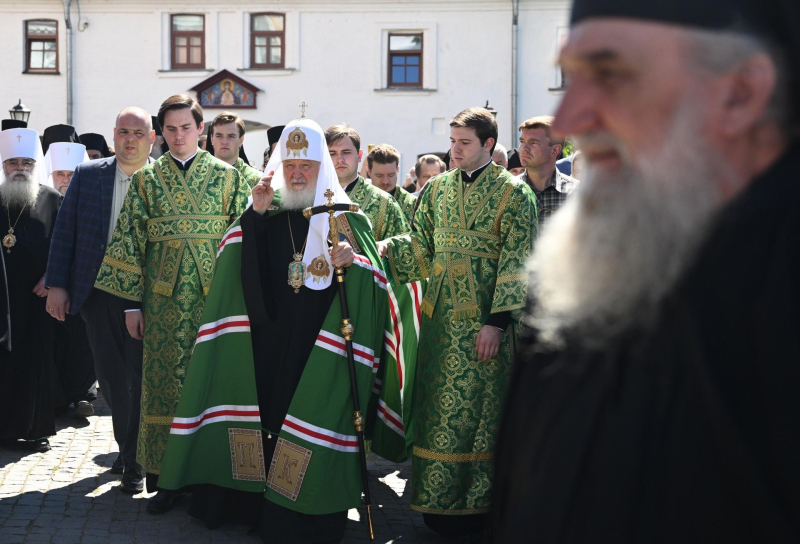 Патриарх Кирилл призвал молиться за президента, чтобы сохранить Россию