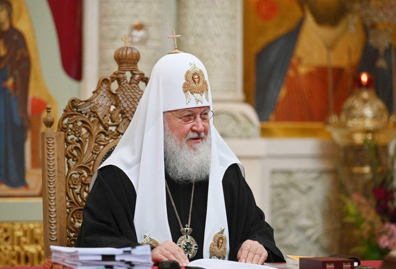 Патриарх Кирилл призвал молиться за президента, чтобы сохранить Россию