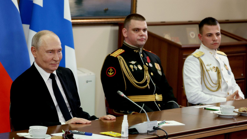 Песков назвал беседу Путина с моряками и командующими флотов важной