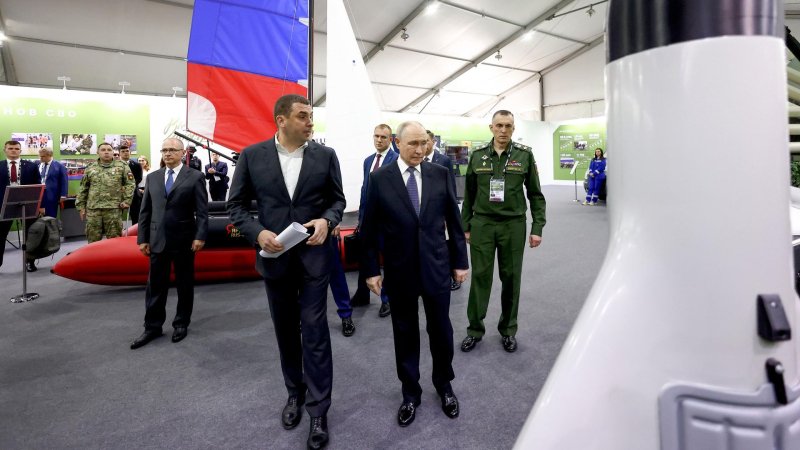 Путину показали, как проходит подготовка операторов беспилотников