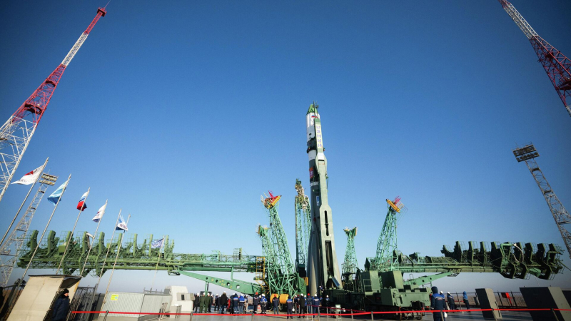Ракету с кораблем "Союз МС-29" установили на стартовый стол на Байконуре
