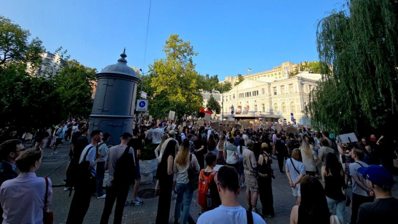 Силовики рассказали, кто стоит за «картонными митингами» на Украине
