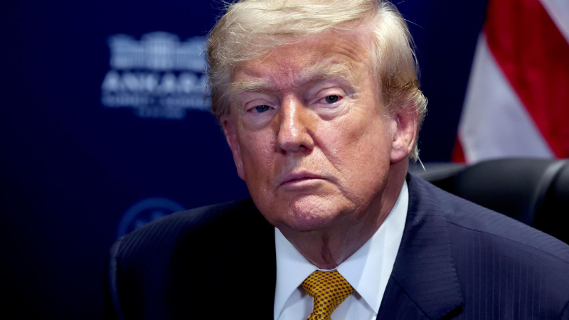 Трамп попросил главу Минфина США прекратить торговлю с Испанией