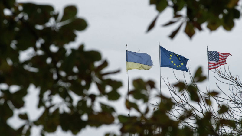 Украинские беженцы расклеили плакаты с портретами Бандеры в Польше