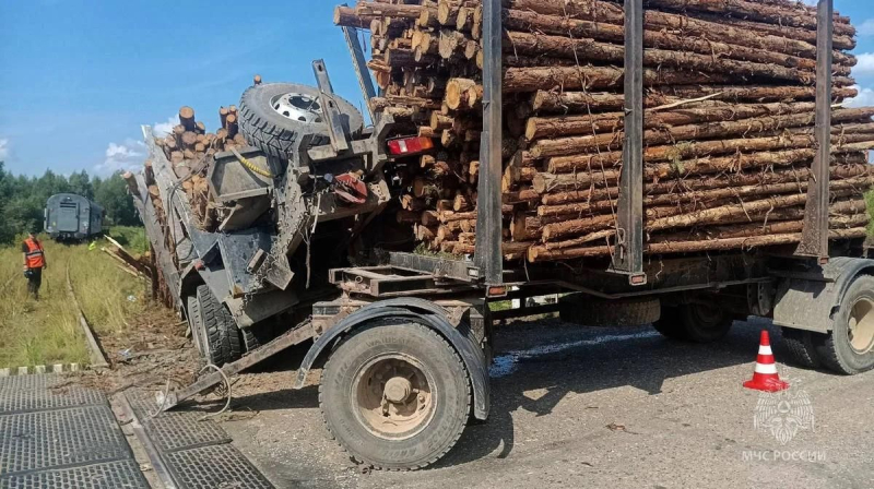 В Кировской области грузовик столкнулся с поездом, есть пострадавшие
