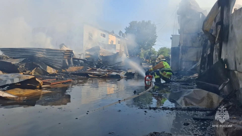 В Кронштадте потушили пожар в эллингах