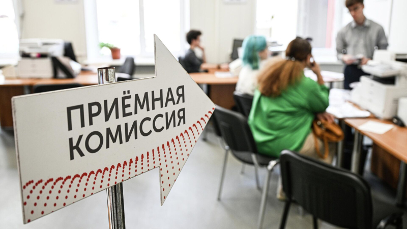 В Минобрнауки назвали даты окончания приема заявлений в вузы