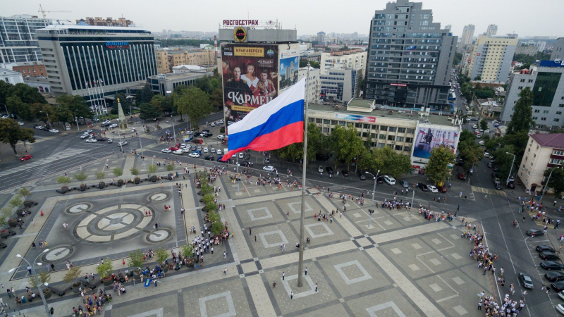 Дети с раннего возраста должны уважать символы России, считает Головин