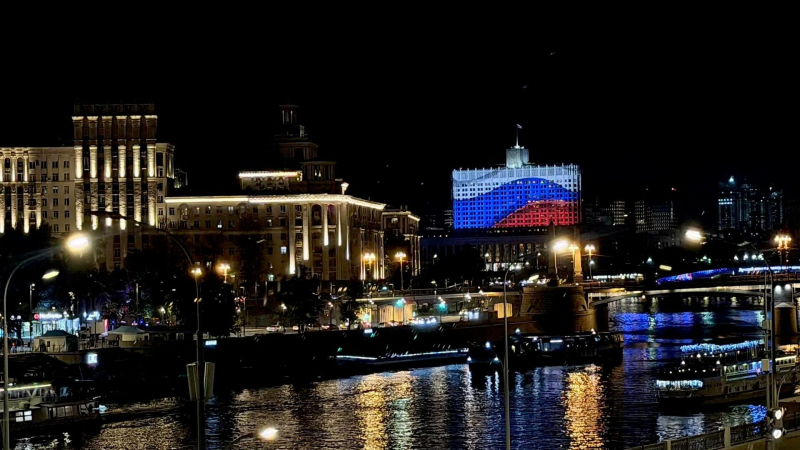 Дом правительства украсили проекцией ко Дню государственного флага
