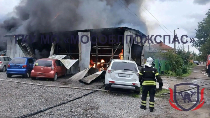 Два человека пострадали при пожаре в автосервисе в подмосковном Домодедово