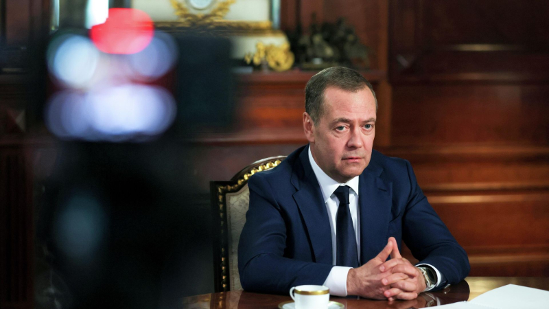"Единая Россия" не дает необдуманных обещаний, заявил Медведев