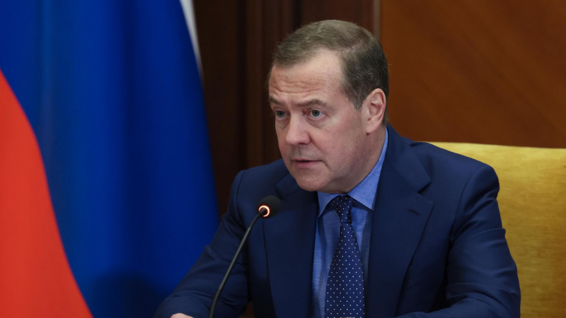 "Единая Россия" всегда стремится услышать голос россиян, заявил Медведев