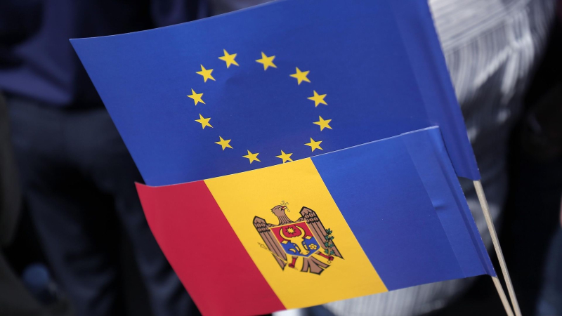 ЕС закрывает глаза на тоталитарные проявления Молдавии, заявила Захарова