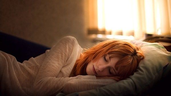 Косметолог посоветовала спать на приподнятой подушке, чтобы не было отеков