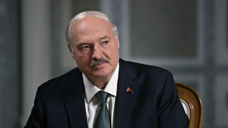 Лукашенко пошутил, вручая Мантурову орден Дружбы Народов