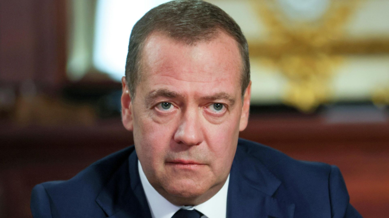 Медведев заявил о важности патриотической работы на примерах героев СВО