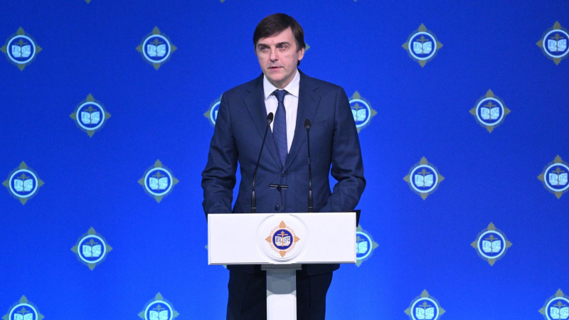 Минпросвещения не планирует менять срок обучения в школах, заявил Кравцов