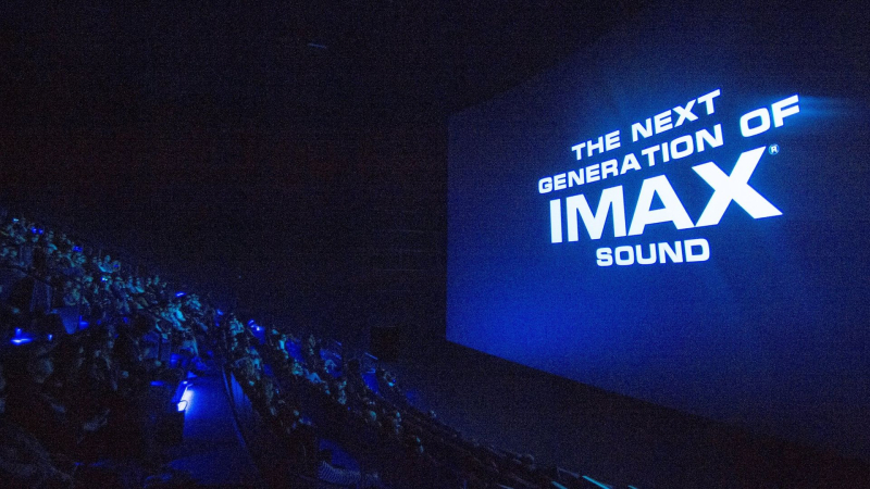 На Дальнем Востоке подростки заплевали шариками из бабл-ти экран IMAX