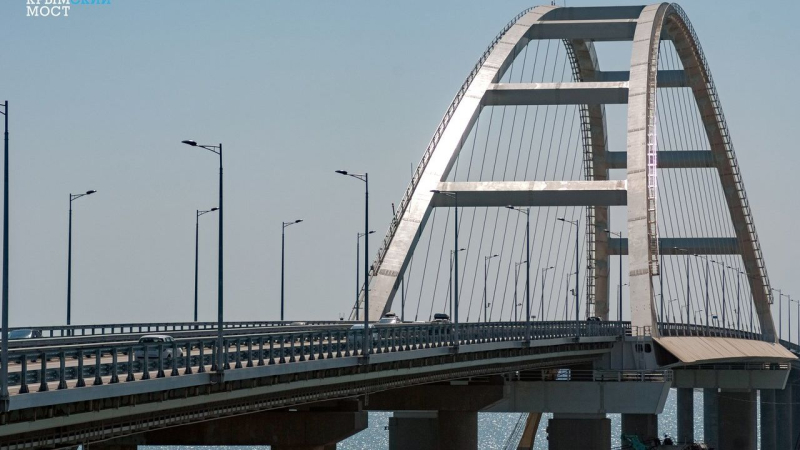 На Крымском мосту временно перекрыли движение автотранспорта