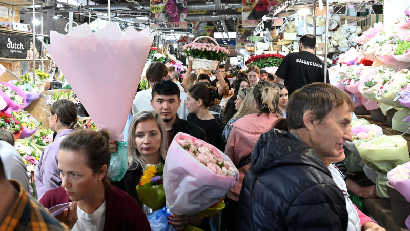 На Рижском рынке в Москве выстроились очереди за цветами