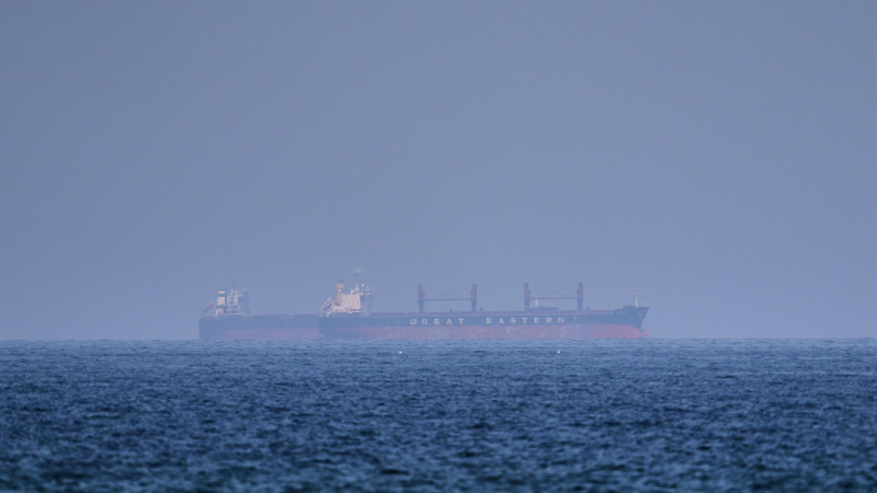На танкере, севшем на мель близ Омана, произошла утечка нефти, пишут СМИ