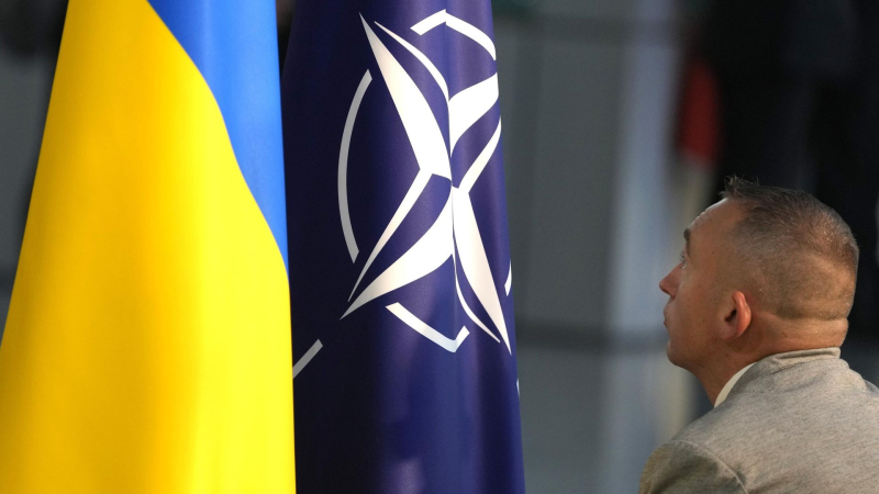 НАТО все сильнее вовлекается в конфликт с Россией, заявил российский посол