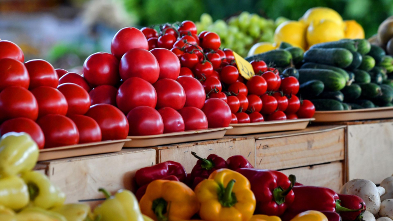 Названы самые подешевевшие за месяц продукты