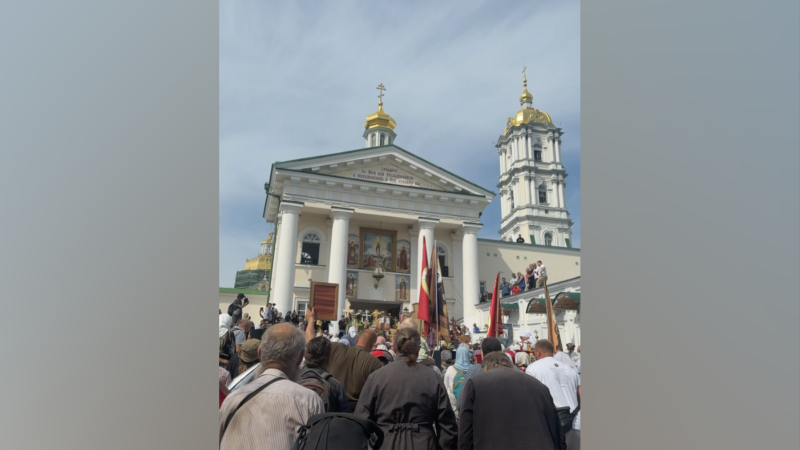 Около 40 тысяч верующих УПЦ прошли крестным ходом в Почаевскую лавру