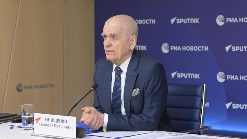 Онищенко призвал наладить контроль за продажей БАДов в России