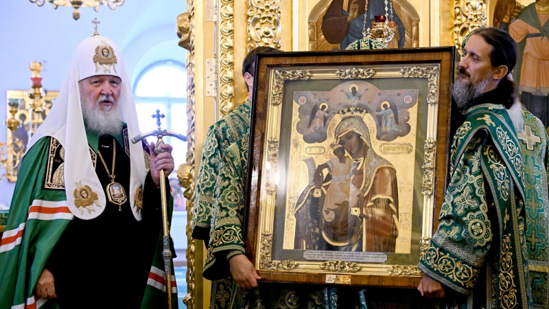 Патриарх Кирилл отдал монастырю икону, переданную Церкви по решению Путина