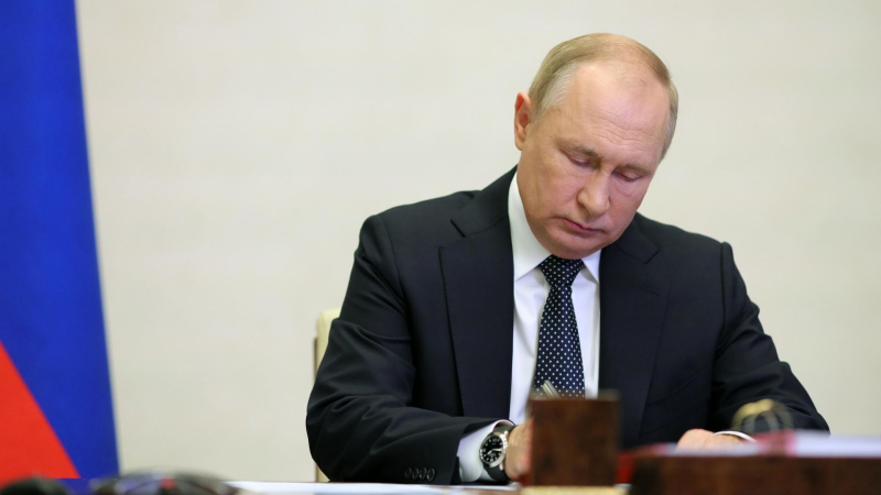 Путин наградил 44 горняка в преддверии Дня шахтера
