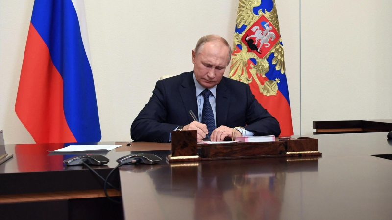 Путин подписал закон о правовом регулировании ЭКО после смерти супруга