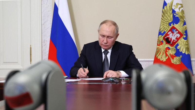 Путин подписал закон об определении границ рыболовных участков