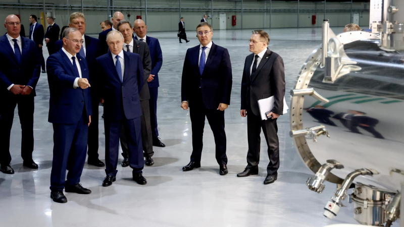 Путин посетил "Сибирский кольцевой источник фотонов" в Новосибирске